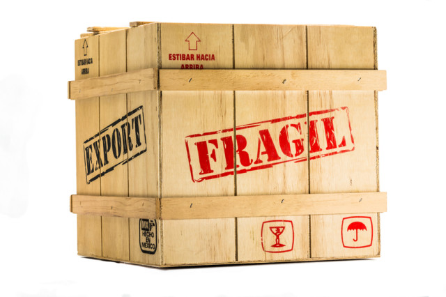 Caja Fragil para Exportaci?n aislada en fondo blanco