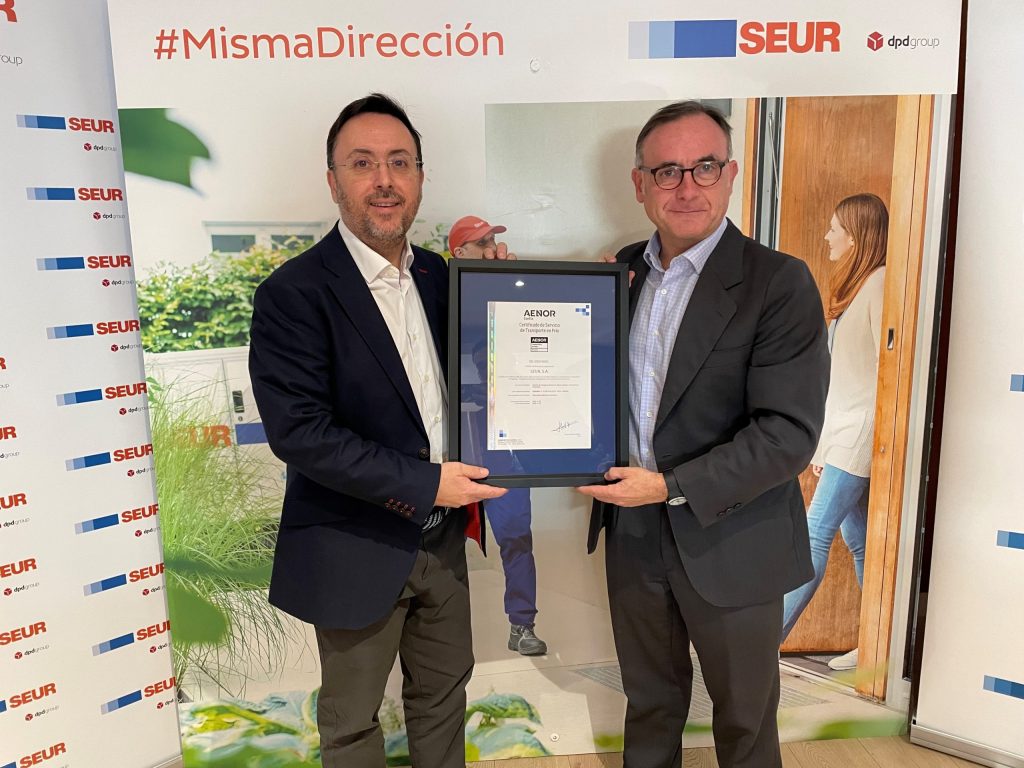 Benjamín Calzón, director de Operaciones de SEUR, recibe el certificado a manos de Javier Mejía, director de Marketing y Desarrollo de Negocio de AENOR